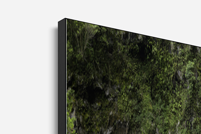 Cascade Langevin Île de la Réunion dans un cadre aluminium affleurant noir detail de coin gauche