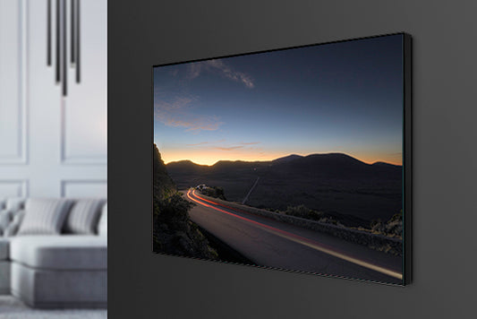 Tableau photo Pas des Sables light painting avec un cadre affleurant en aluminium noir en situation 